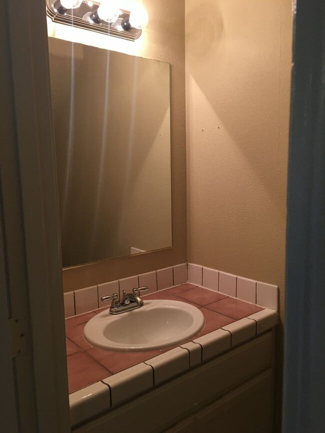 Building Photo - Updated Duplex -3 Bedroom 1.5 Bath - 4886 Fergus Avenue!