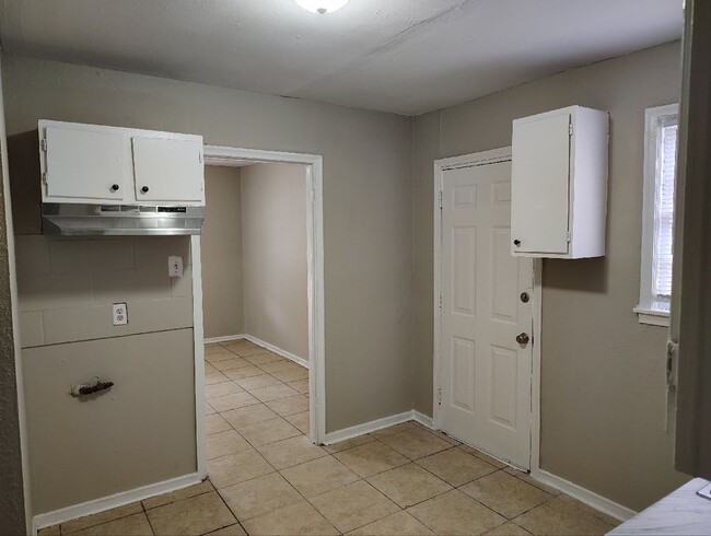 Building Photo - A rare find - 2 bathrooms! Move-in special...