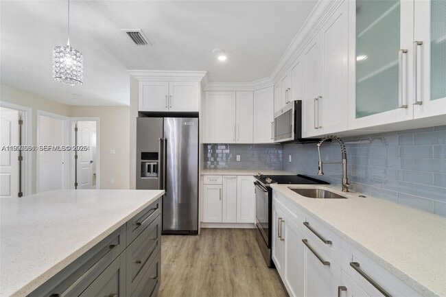 Building Photo - 330 W 74th Pl