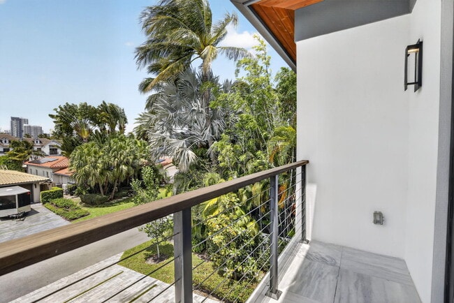 Building Photo - 334 Isle of Capri Dr