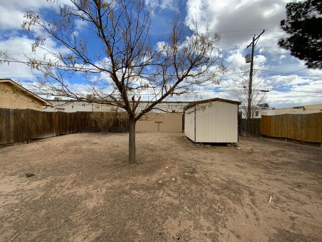 Building Photo - 3 Bedroom Single Story Home Available Near...