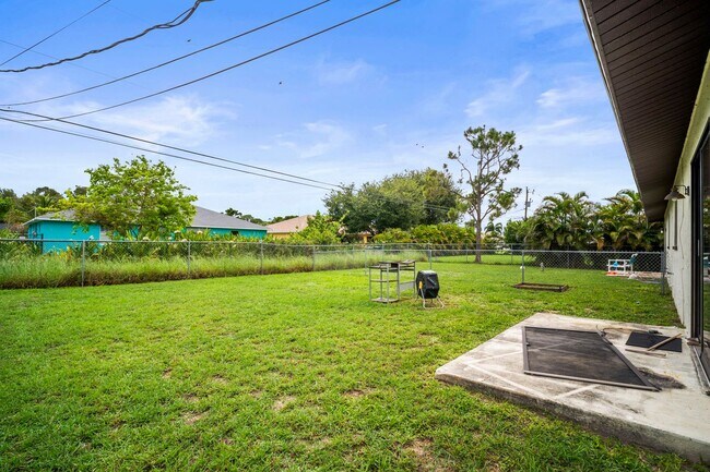 Building Photo - Stunning duplex offers two spacious bedroo...