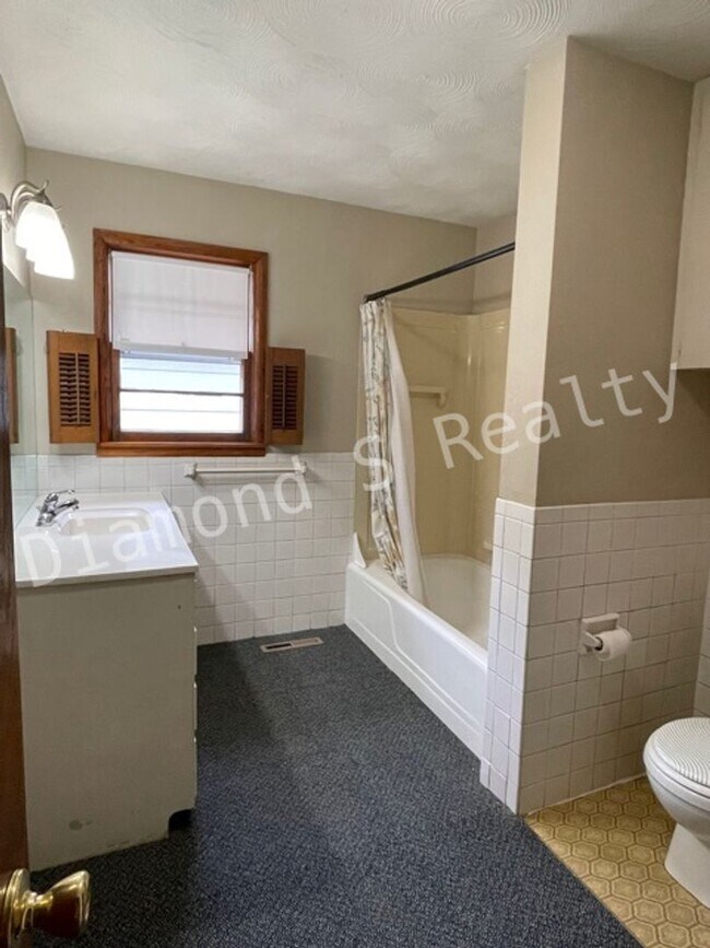 Building Photo - Adorable 2 Bedroom Available Early September!