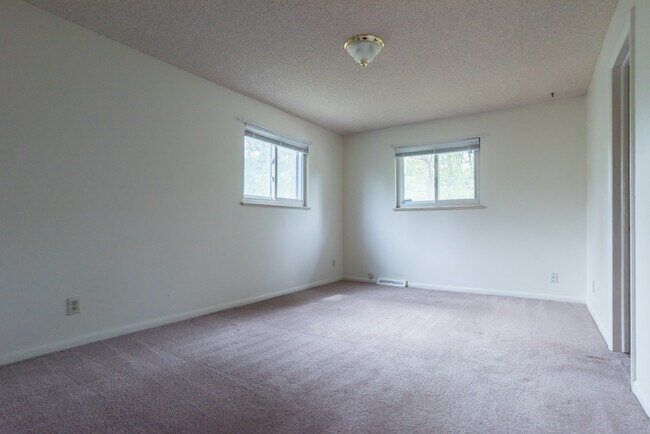 Building Photo - $0 DEPOSIT OPTION! WALNUT HILLS DIVISION, NEW APPLIANCES, GARAGE, FIREPLACE, STORAGE!
