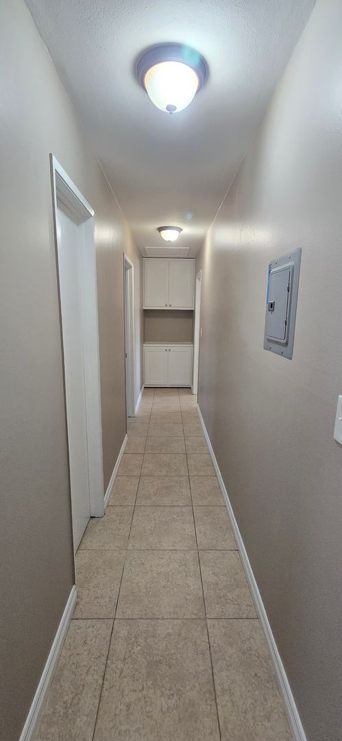 Building Photo - 405 S Kroeger St