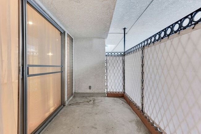 Building Photo - 4950 Louise Ave