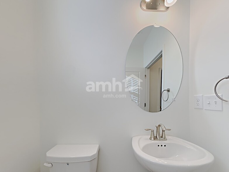 Building Photo - 5255 Valley Dr