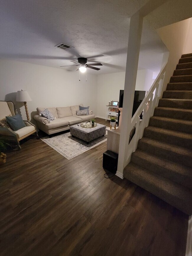 Building Photo - Bryan - 2-bedroom / 1.5-bath / 2 story Tow...