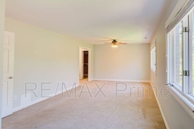 Building Photo - 1229 Llewellyn Ave