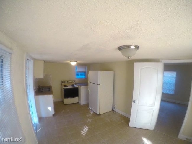 Building Photo - 1 br, 1 bath Condo - 113 W Hanlon St