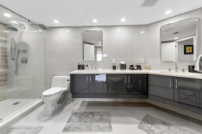 Building Photo - 1900 Consulate Pl