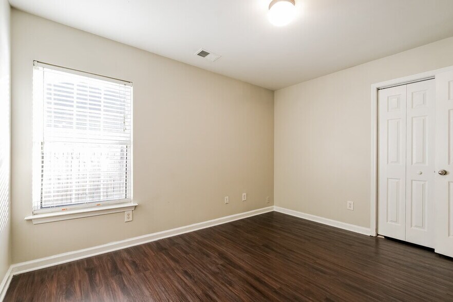 Building Photo - 5 Hill Crest Cir