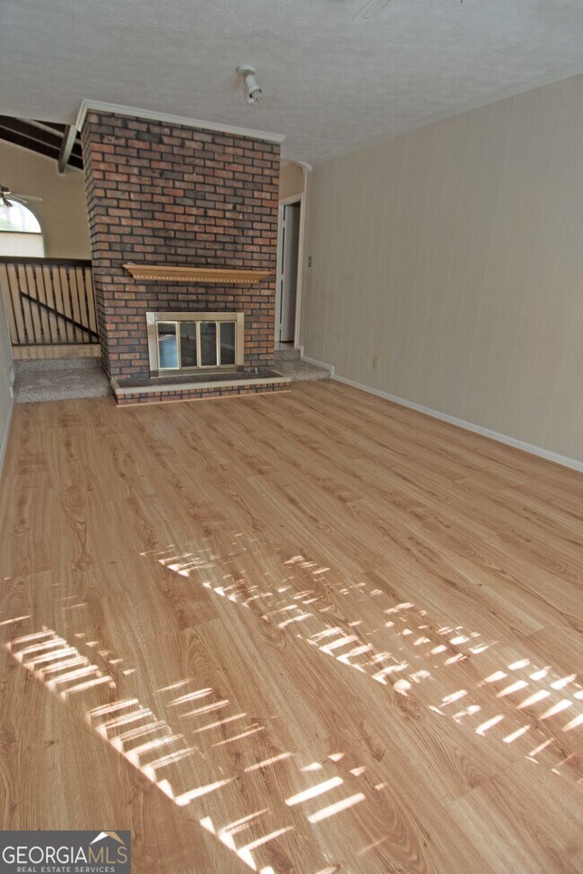 Building Photo - 305 Pinemount Dr