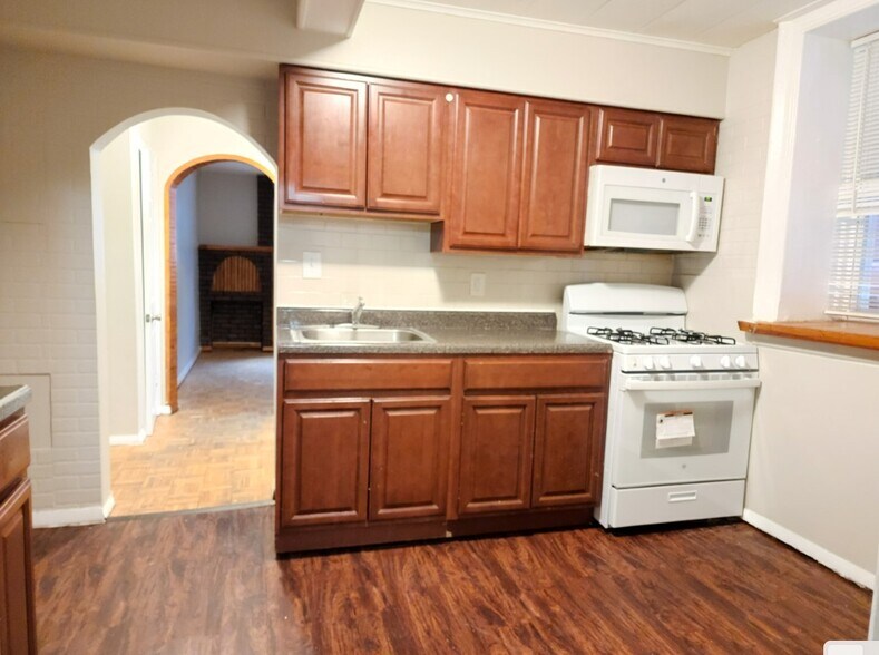 165 W 48th St Bsmt - 171 W 48th St