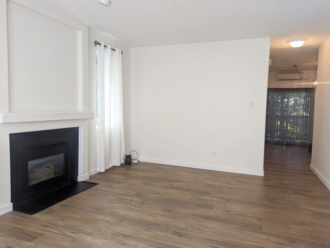 Building Photo - Beautiful Beaverton Townhouse Available Now!