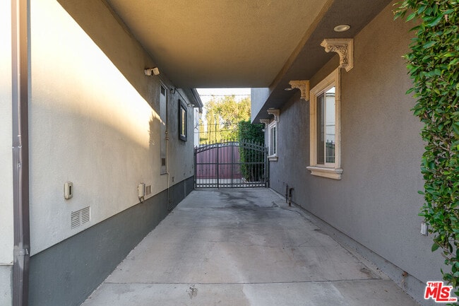 Building Photo - 4356 Kingswell Ave