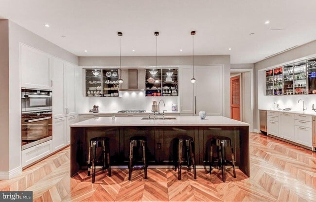 Building Photo - 300 International Drive