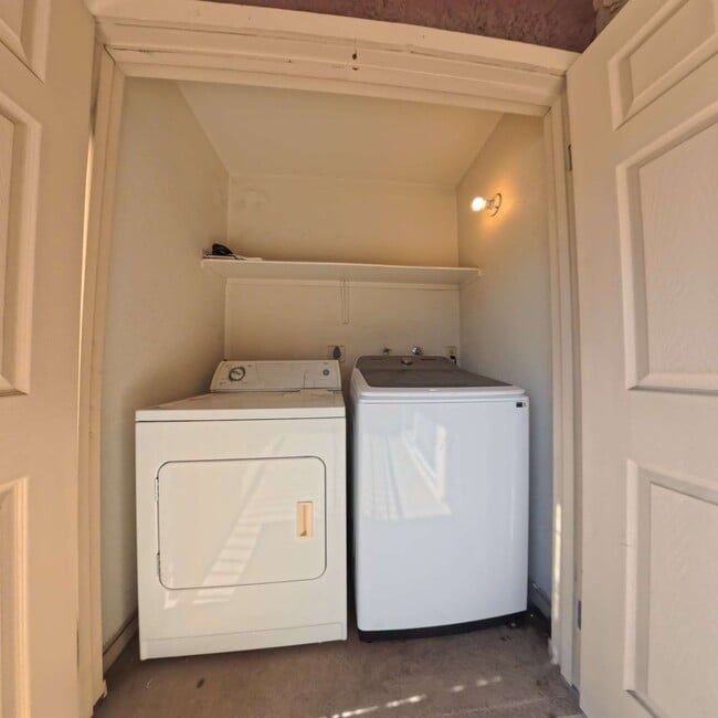 Building Photo - Gated Community | Close To The Strip | 2nd Floor Unit