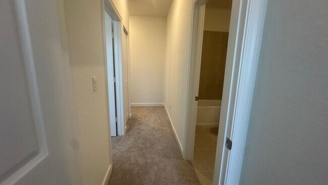 Building Photo - 553 Rivergrass St