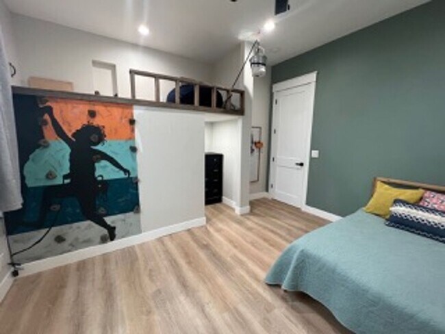 Building Photo - Very Spacious 6 bedroom home with amazing ...