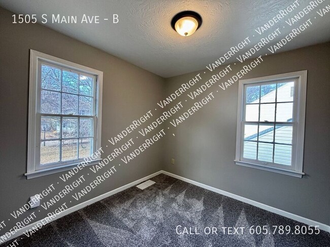 Building Photo - Charming 2 Bedroom 1 Bathroom Upper Level ...