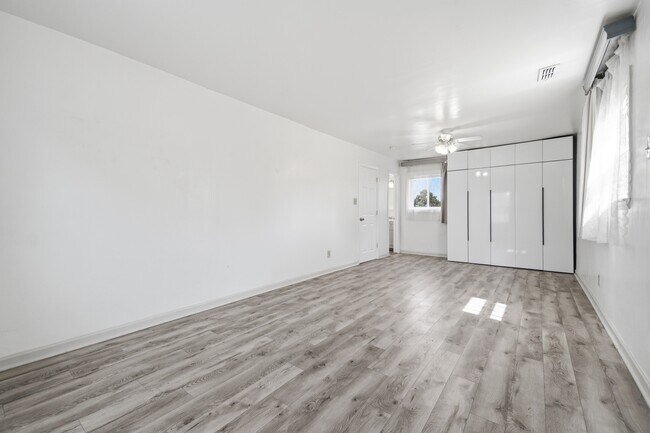Building Photo - 600 Breeds Hill Rd