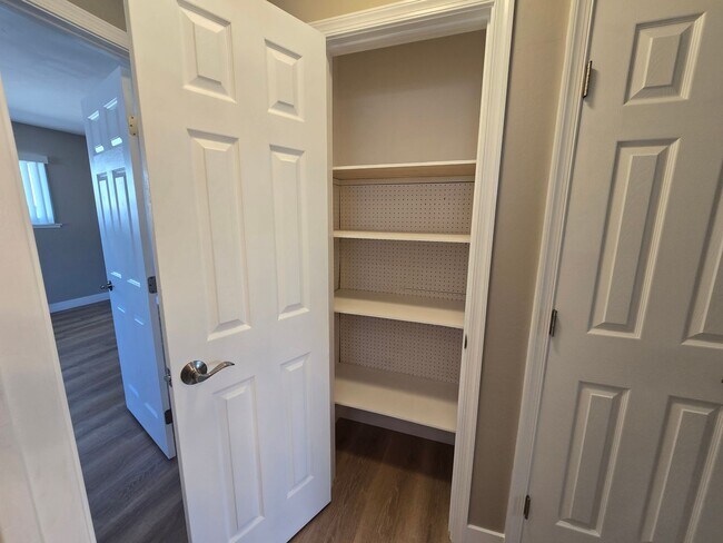 Building Photo - Beautifully Updated #4 Condo