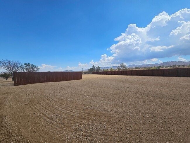 Building Photo - 2 bed 1 bath home + bonus room near Joshua...