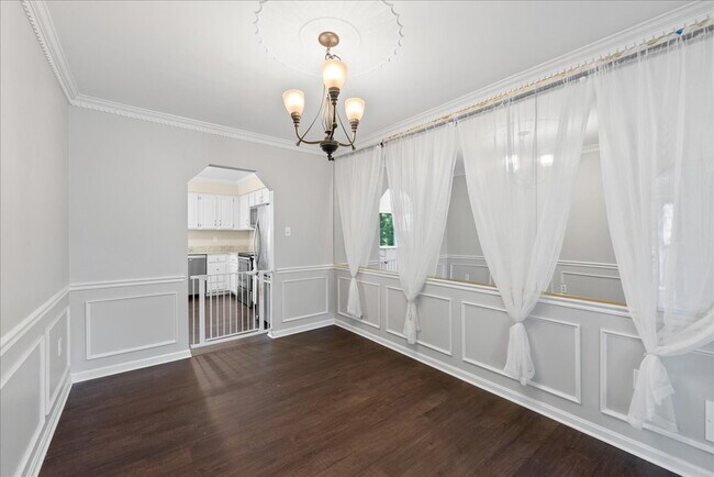Building Photo - Stunning End-Unit Townhouse with Golf Cour...