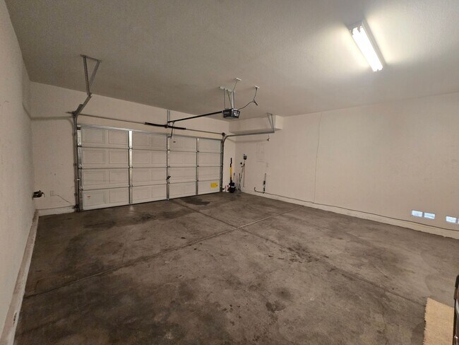 Building Photo - 9164 Craven Ave