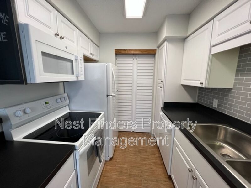 Building Photo - 10200 Belle Rive Blvd