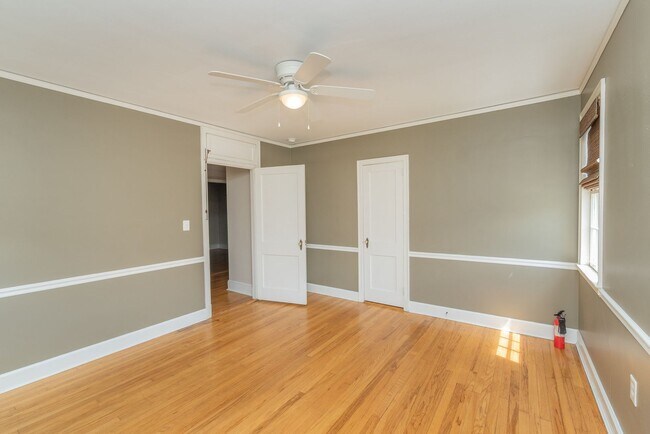 Building Photo - Charming 3-bedroom/2-bath single-family ho...