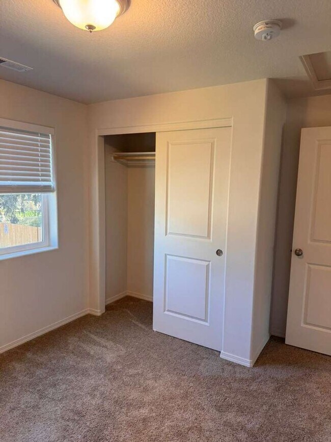 Building Photo - 1642 Zoe Ave