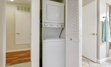 Building Photo - Light and bright 1b/1b unit in the desirable gated community in the heart of Silicon Valley.