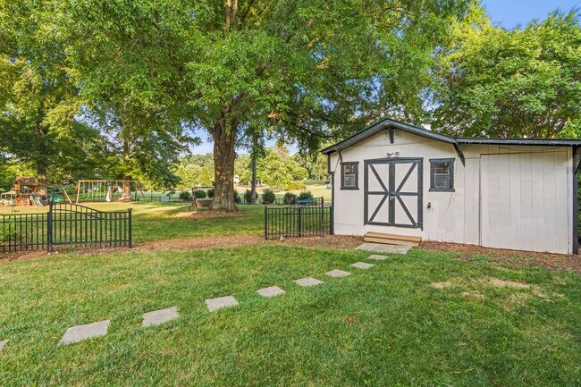 Building Photo - 4BR Golf Course Home in Bermuda Run with EV Charger