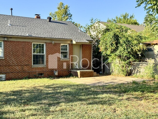 Building Photo - 2 Bedrooms plus Bonus Room near Mayfair Area in NW OKC
