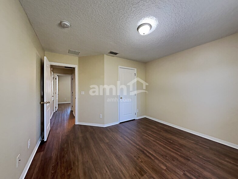 Building Photo - 660 Winding Lake Dr
