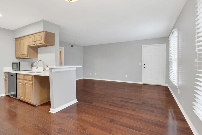 Building Photo - Walkable 2BR/2BA Condo Between Vanderbilt & Belmont + Modern Updates