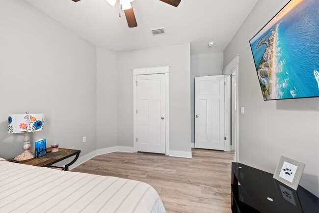 Building Photo - Freeport/Niceville Beauty!