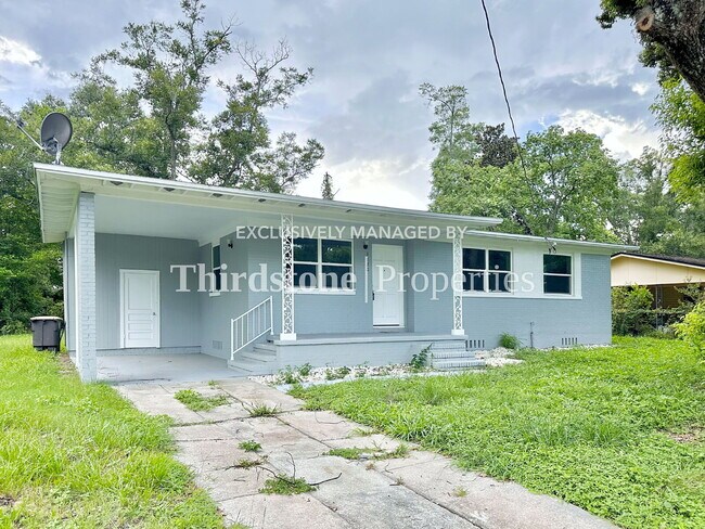 Building Photo - 1120 Skye Dr E