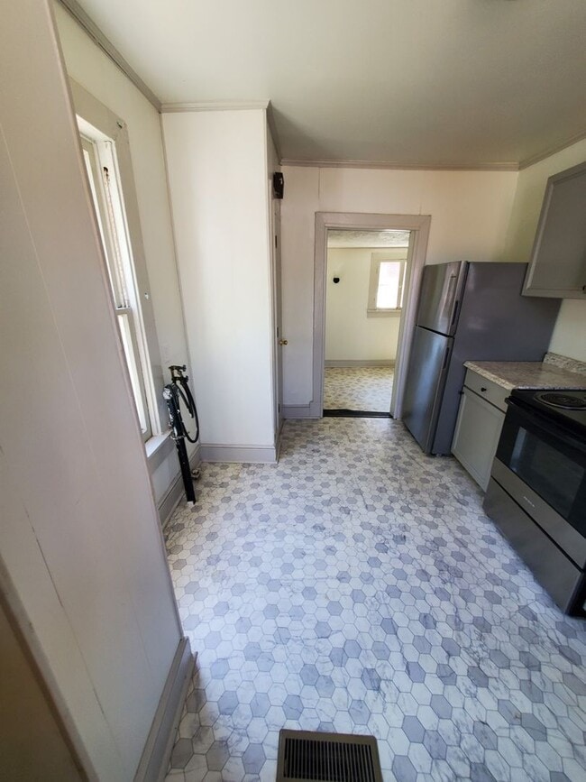 Building Photo - 306 Holbrook St