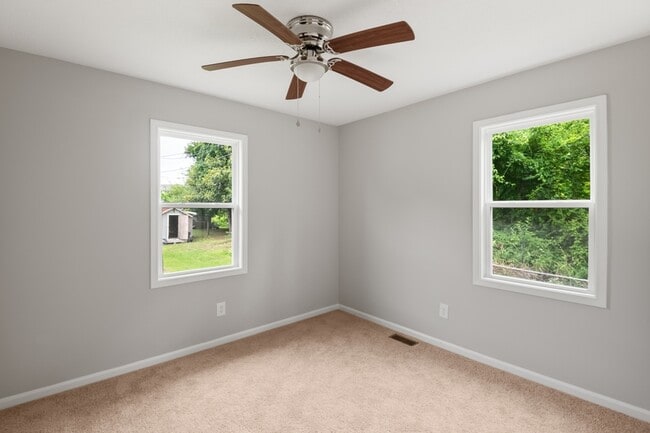Building Photo - 102 Burdock Cir
