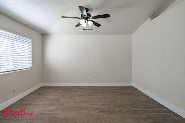 Building Photo - Small Dog Friendly! 3 Bedroom Single-Level...