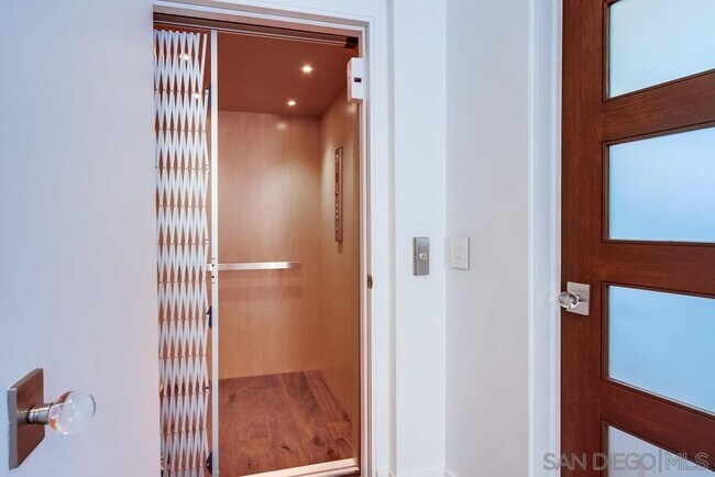 Building Photo - 738 Castro St