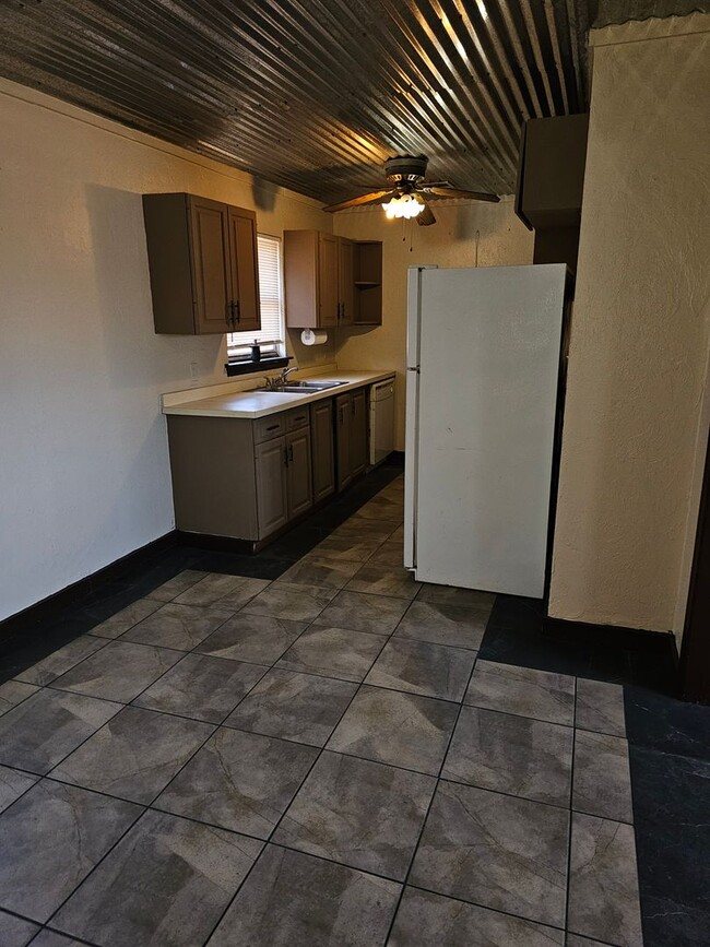 Building Photo - Cute 2 bed 1 bath in Midwest City Close to...