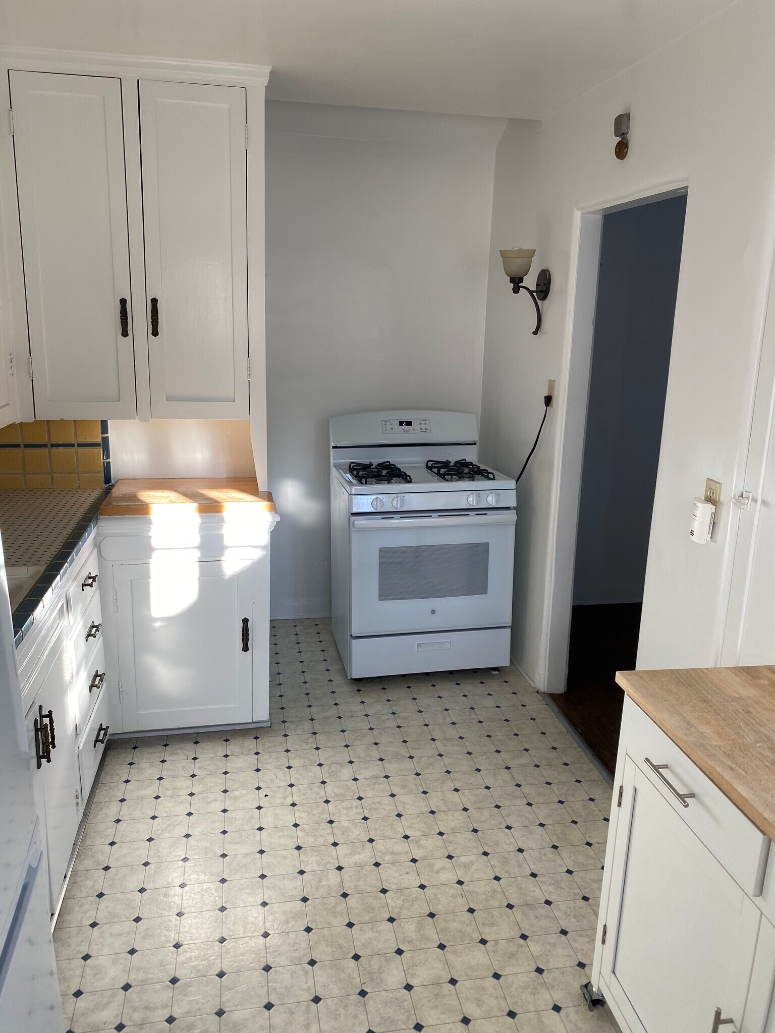 Building Photo - 10343 Dunkirk Ave