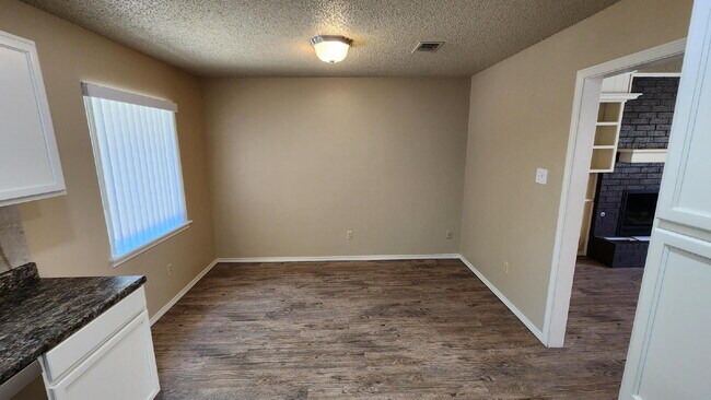 Building Photo - Half off first full month's rent/Southwest...