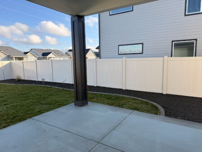 Building Photo - Beautiful Home new construction