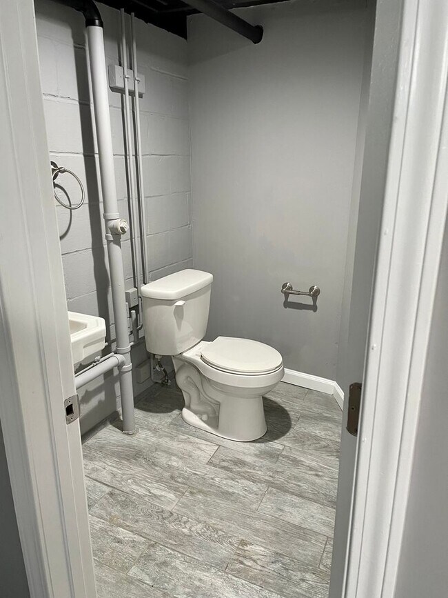 Building Photo - COMING SOON! Beautifully renovated single-...