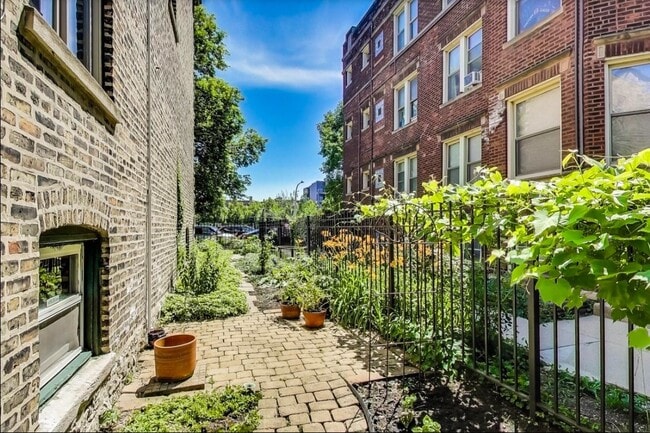 Building Photo - 940 W Cuyler Ave